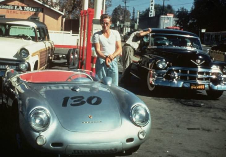 14. Esta es la última foto que se le tomó a James Dean en una gasolinera en 1955, justo antes de su fatal accidente automovilístico, horas después.