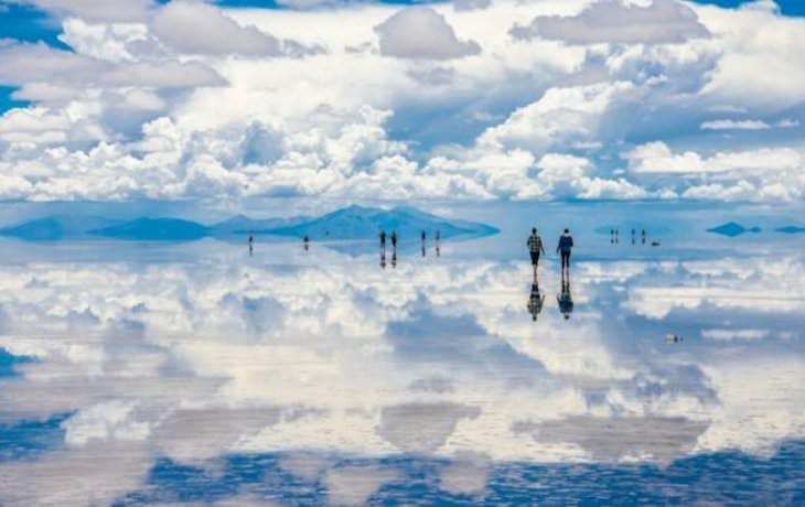  El Salar de Uyuni, también conocido como el Salar de Bolivia, es tan grande y tan extraordinariamente plano que en la temporada de lluvias se convierte en el espejo más grande del mundo, con una extensión de 130 kilómetros.