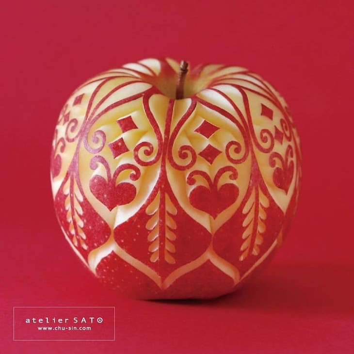 Obras de arte de Tomoko Sato manzana con corazones