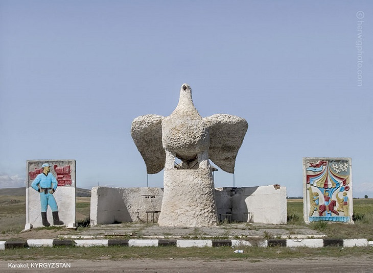 15 Hermosas Paradas De Autobús De La Antigua Unión Soviética estatua de una paloma