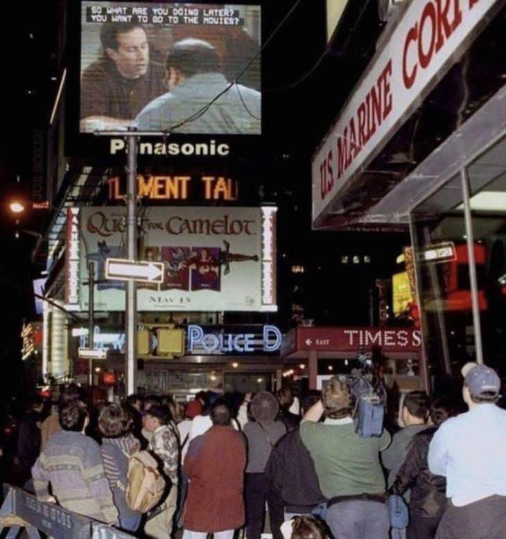 10. Los neoyorquinos se detienen para ver el final de "Seinfeld", Times Square, 1998.
