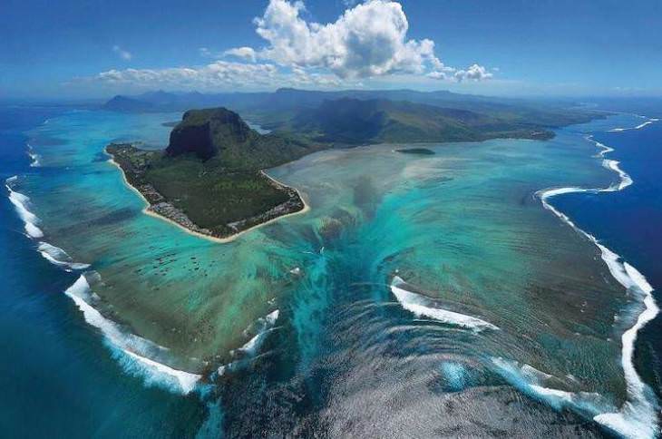 11. La "cascada submarina" cerca de la isla de Mauricio es una ilusión óptica