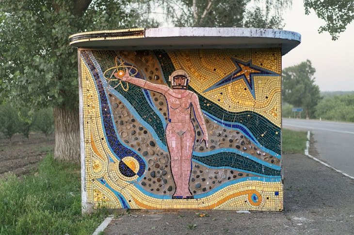 15 Hermosas Paradas De Autobús De La Antigua Unión Soviética mural de mujer astronauta