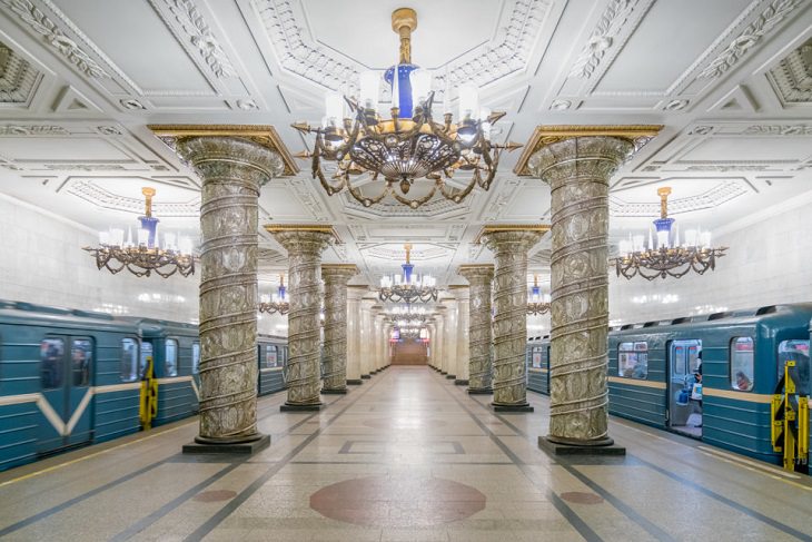 15 Hermosas Paradas De Autobús De La Antigua Unión Soviética Estación del metro con columnas y candelabros