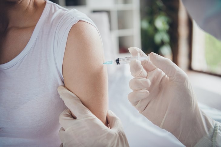 Mito 2: La vacuna COVID-19 te dará COVID-19 mitos falsos vacuna