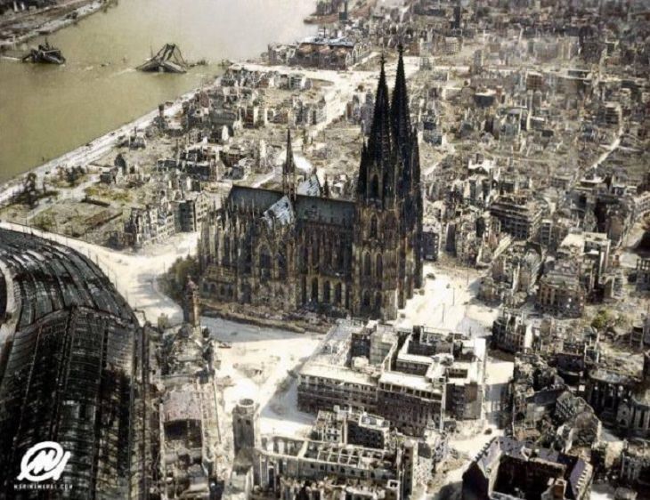 Fotografías Históricas Tras los ataques aéreos aliados que destruyeron la ciudad de Colonia en Alemania, la catedral de Colonia permaneció en pie