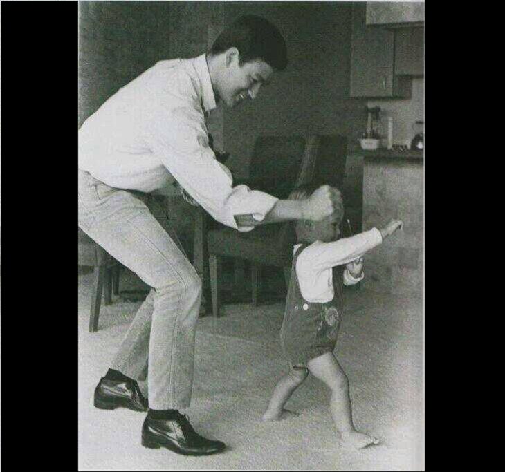 Fotografías Históricas Bruce Lee jugando con su hijo Brandon, 1966