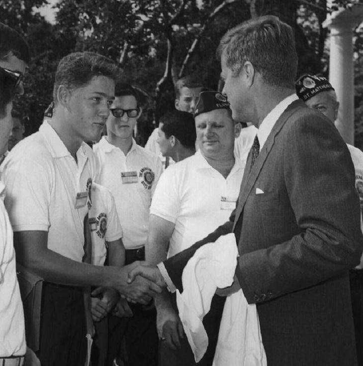 Fotografías Históricas El presidente John F. Kennedy estrecha la mano de un Bill Clinton adolescente