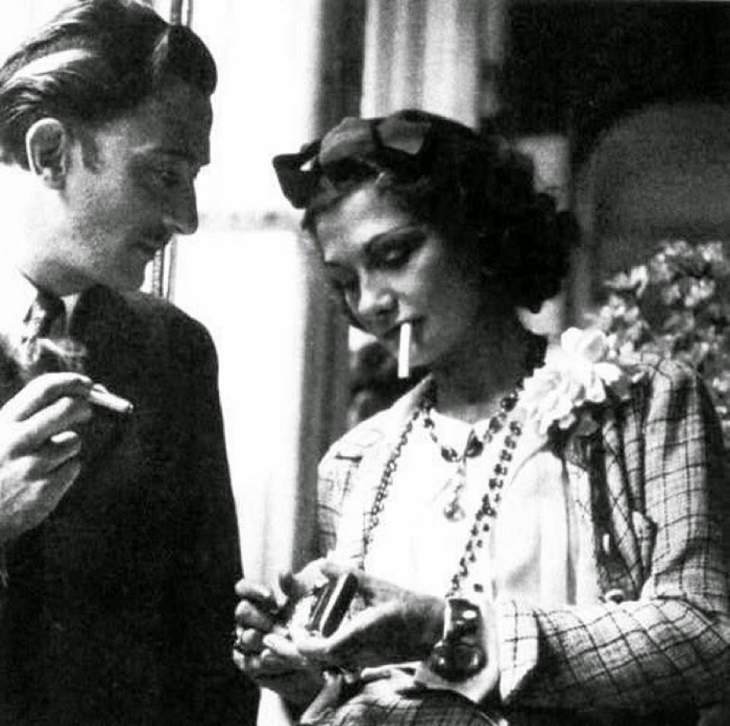 Fotografías Históricas El artista Salvador Dali compartiendo un cigarrillo con la diseñadora de moda Coco Chanel
