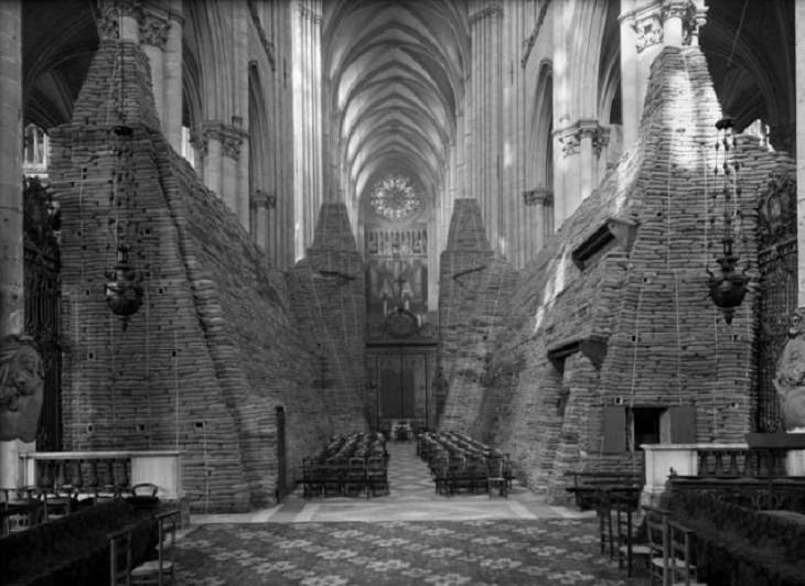 Fotografías Históricas Los interiores de Notre Dame tapiados durante la Primera Guerra Mundial, 1914-1916