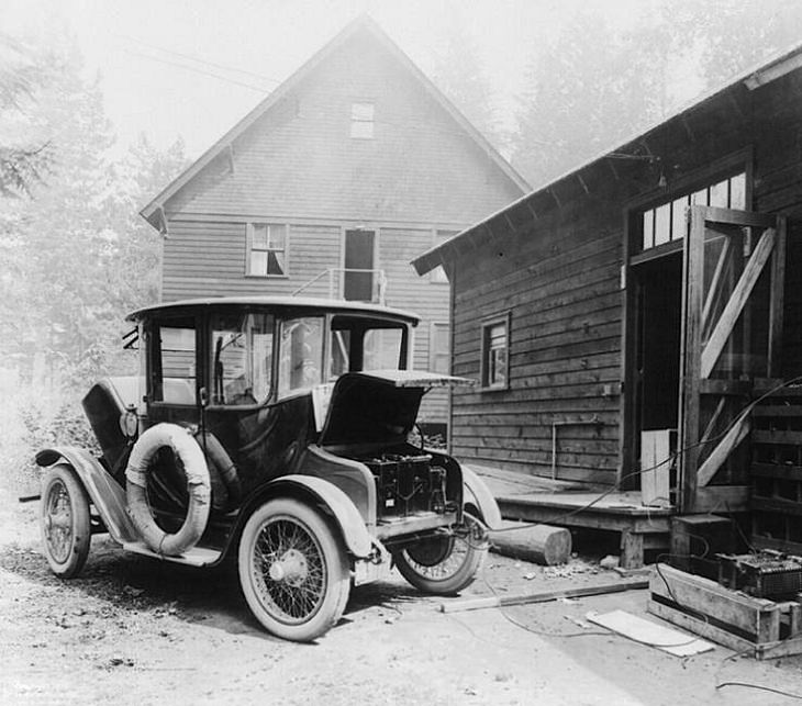 Fotografías Históricas Carga de un automóvil eléctrico, 1905