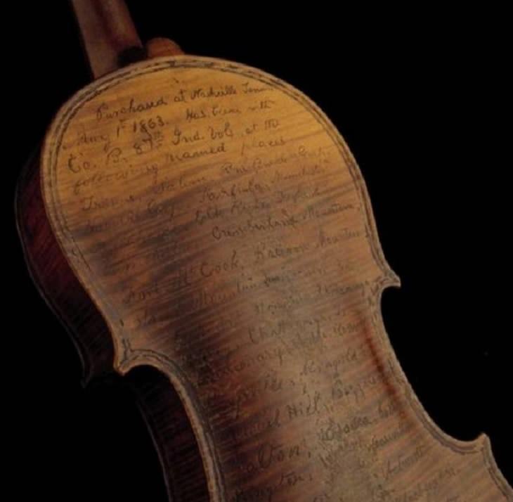 Fotografías Históricas Un violín utilizado como diario de guerra por el soldado de la Guerra Civil Solomon Conn, 1863