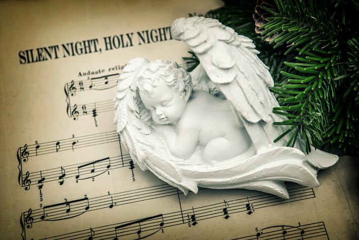 6. "Silent Night" es la canción navideña más grabada de la historia