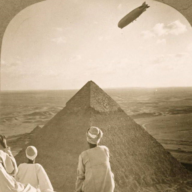 Fotos Antiguas De La Historia Un zepelín sobrevolando las pirámides de Giza en Egipto (1931)