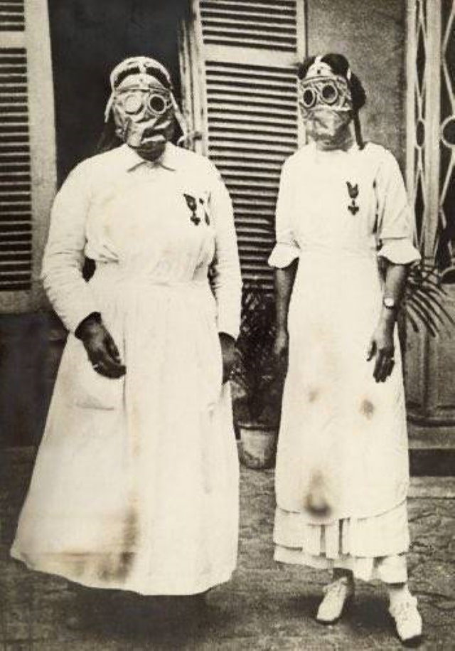 Fotos Antiguas De La Historia Enfermeras estadounidenses con máscaras antigás en un hospital de Francia durante la Primera Guerra Mundial (una foto de Paul Thompson)