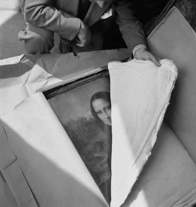Fotos Antiguas De La Historia La Mona Lisa fue cuidadosamente desenvuelta y devuelta al Louvre después de que fuera retirada del museo durante el estallido de la Segunda Guerra Mundial
