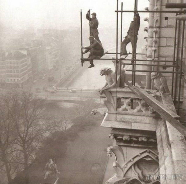 Fotos Antiguas De La Historia Trabajadores de la construcción restaurando la catedral de Notre Dame (1950)