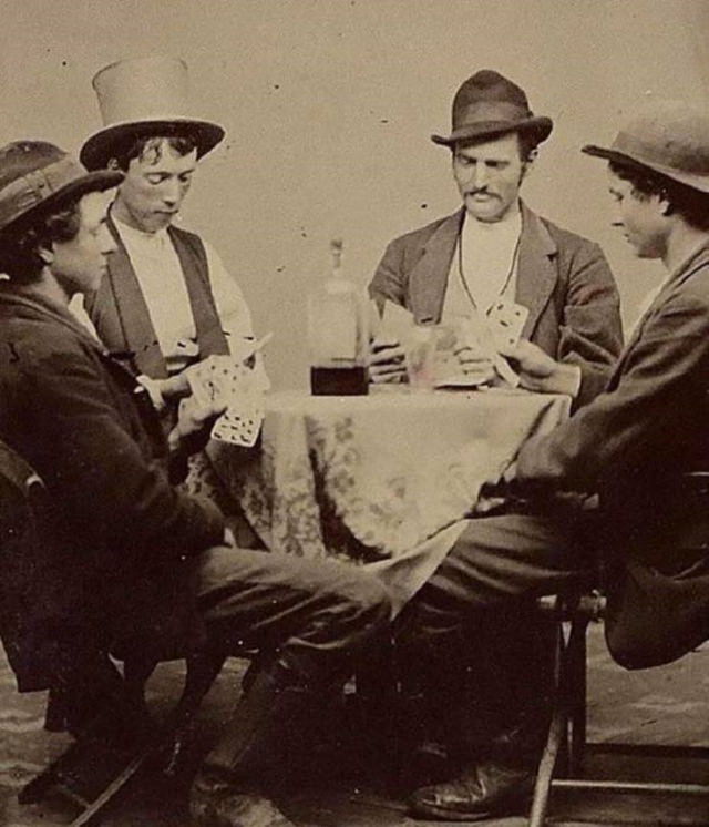Fotos Antiguas De La Historia Billy the Kid (la segunda persona a la izquierda) jugando a las cartas (1877)