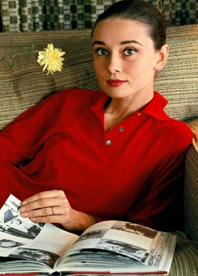 Fotos Antiguas De La Historia Un retrato de Audrey Hepburn en la sala de su casa en Beverly Hills (foto de Bob Willoughby; noviembre de 1958)
