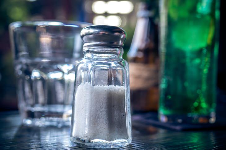 Mitos Sobre La Hipertensión No uso sal en mis alimentos, por lo que estoy controlando mis niveles de sodio