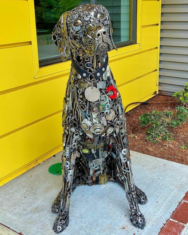 Magníficas Esculturas de Brian Mock perro sentado afuera de su casa