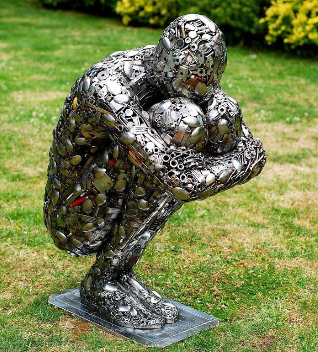 Magníficas Esculturas de Brian Mock persona agachada