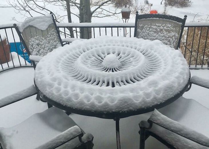 Esculturas de nieve accidentales mesa