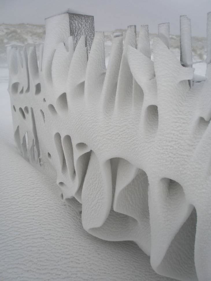 Esculturas de nieve accidentales arte en una cerca