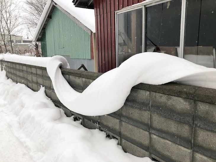 Esculturas de nieve accidentales Una cinta de nieve perfectamente derretida
