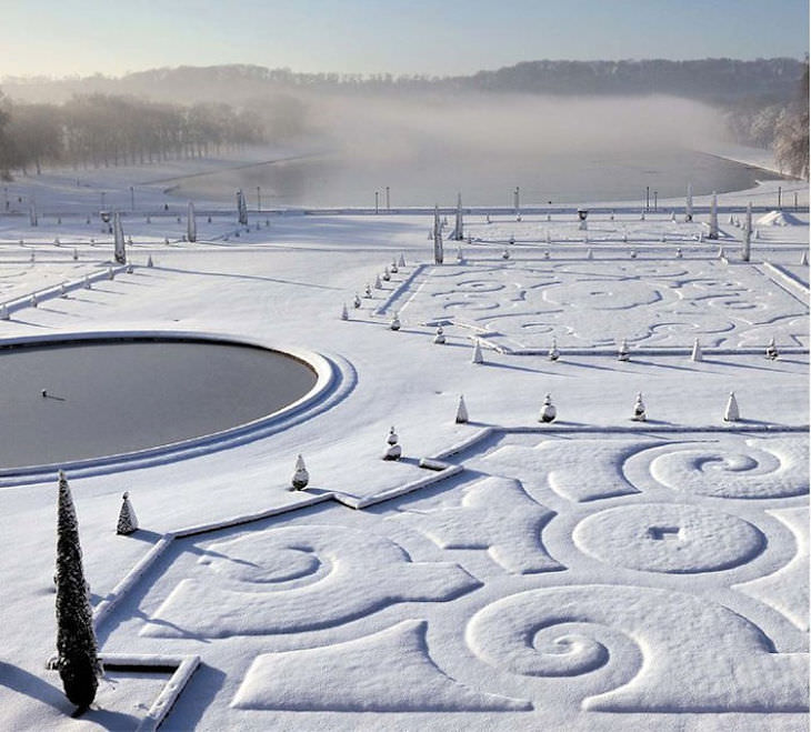 Esculturas de nieve accidentales El palacio de Versalles cubierto de nieve