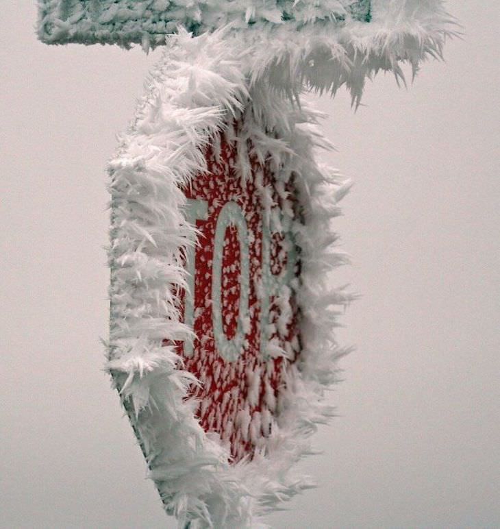 Esculturas de nieve accidentales señal de tráfico