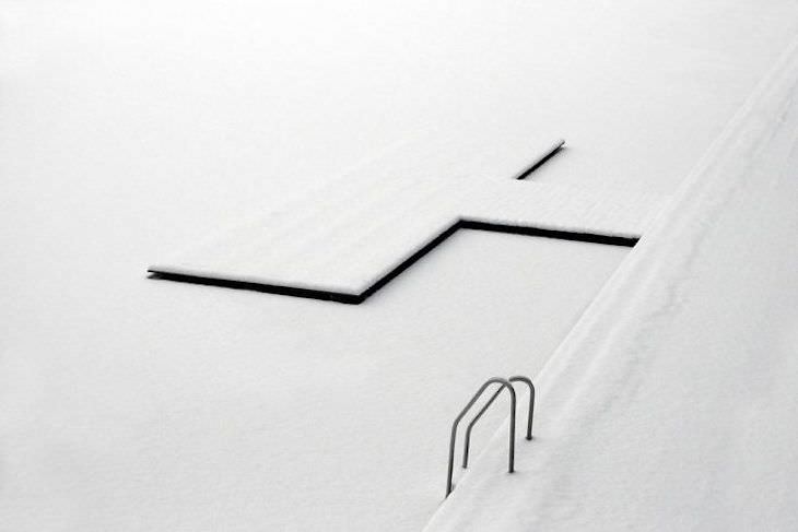 Esculturas de nieve accidentales Nieve fresca en un lago helado