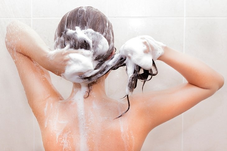  3. Lavarse el cabello con demasiada frecuencia o no lo suficiente
