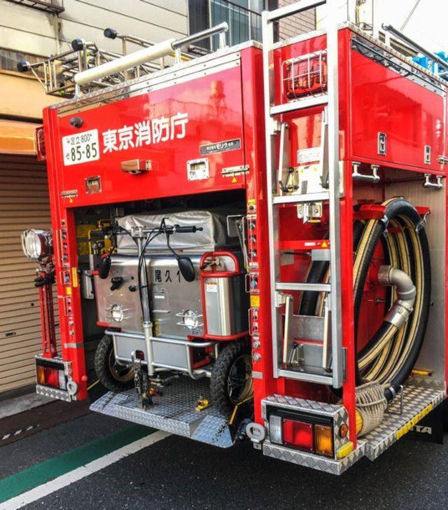 13. Este camión de bomberos japonés lleva dentro un camión de bomberos más pequeño