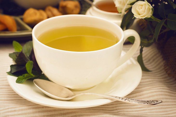 Consejos Para Eliminar La Cafeína De Tu Cuerpo Bebe una taza de té de hierbas