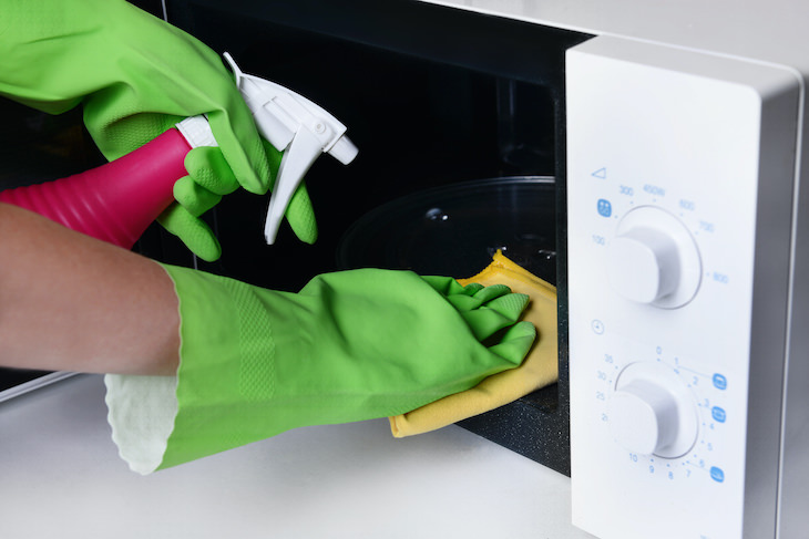 3. Descuidar la limpieza de tu microondas