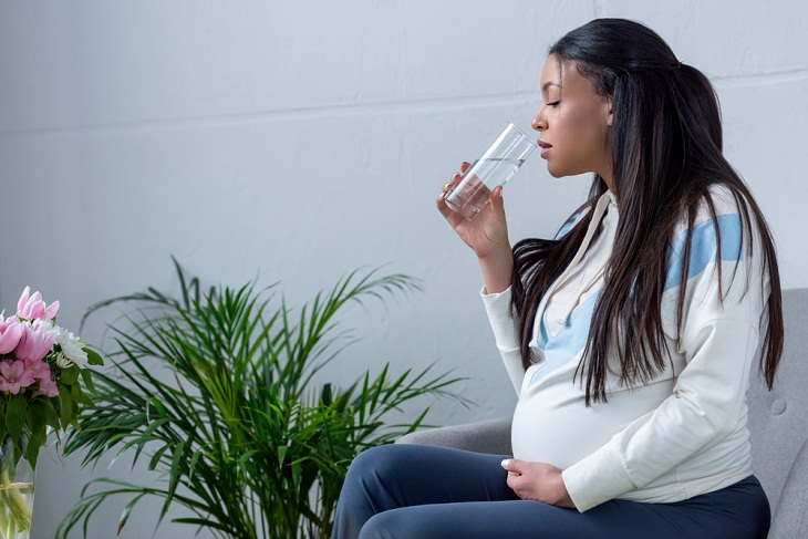 Factores Que Influyen En Nuestras Necesidades Diarias De Agua Embarazo o lactancia