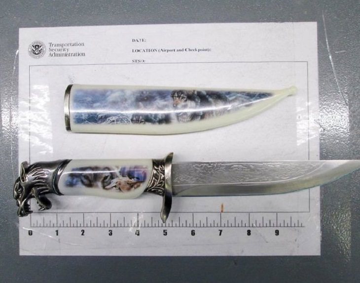 Objetos extraños confiscados en aeropuerto cuchillo multicolor