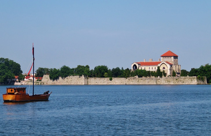 lugares para visitar en Hungría Tata