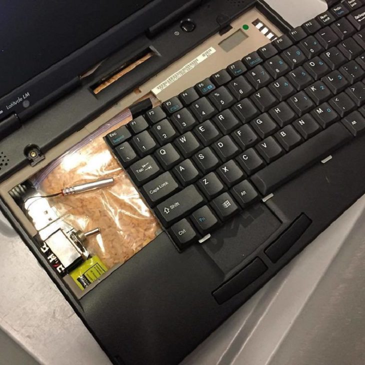 Objetos extraños confiscados en aeropuerto dinamita debajo del teclado