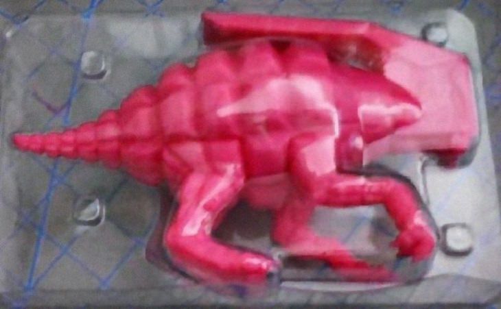 Objetos extraños confiscados en aeropuerto granada en forma de dinosaurio