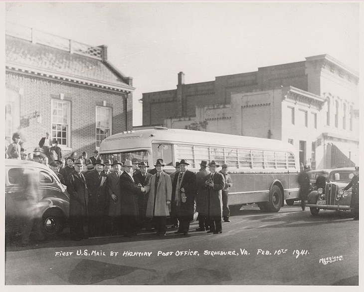 Primer autobús de la oficina de correos de la autopista