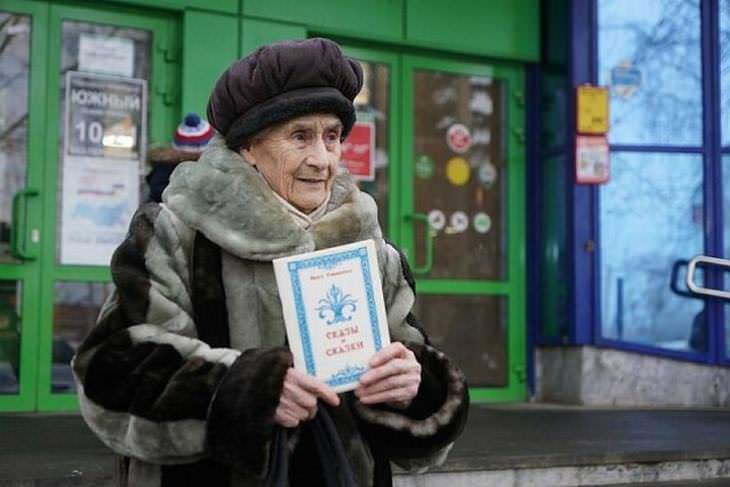 Historias inspiradoras anciana en Rusia publica su libro de cuentos de hadas