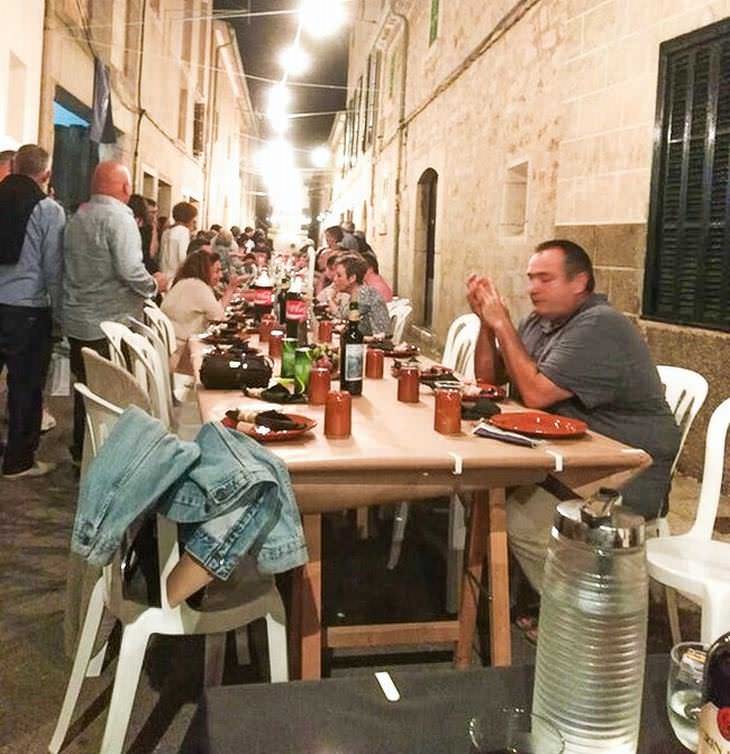 Historias inspiradoras los vecinos organizan cada año una cena común en Binissalem