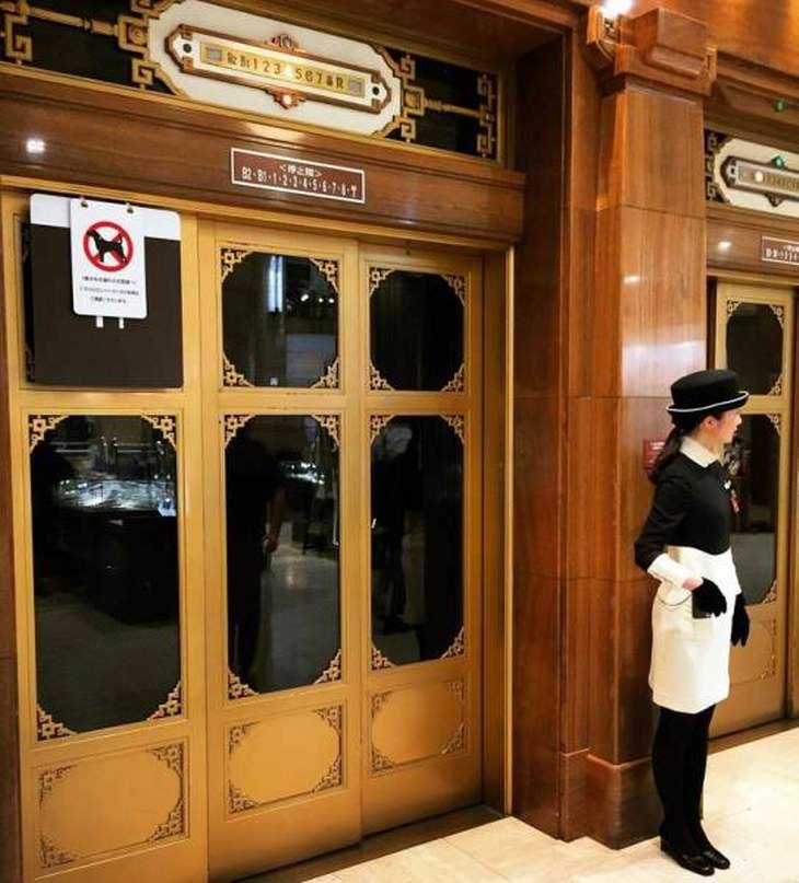 Imágenes Modernidad De Japón asistentes de elevadores