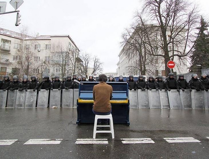 Imágenes de héroes de la vida real Markiyan Matsekh tocando el piano durante la revolución en Ucrania