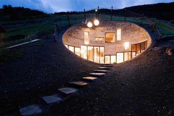 Una casa de lujo, construida en la montaña para no oscurecer las vistas de las famosas termas naturales - Vals, Suiza
