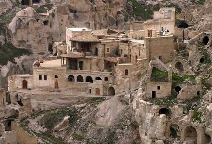 La gente de Capadocia esculpe todas sus casas en la roca - Turquía