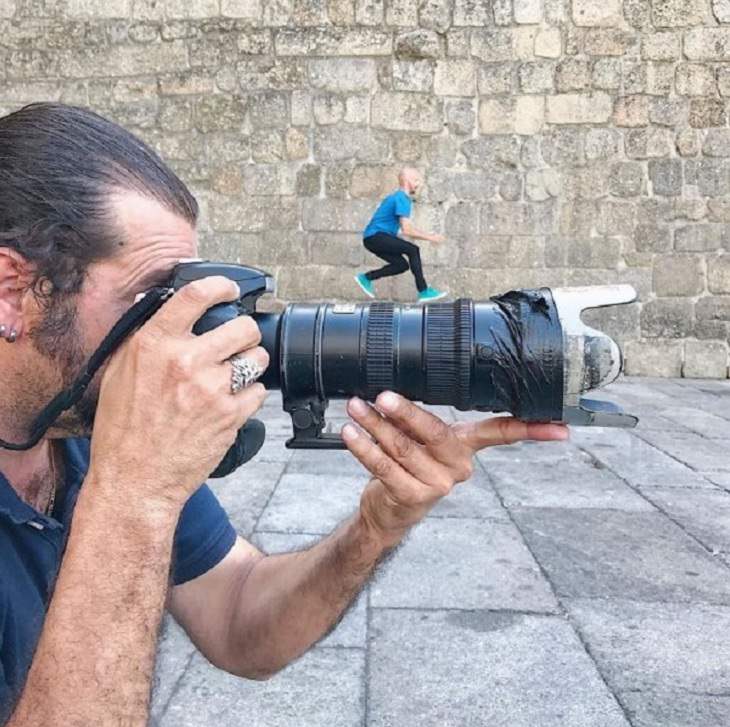 Imágenes De Ilusiones Ópticas De Tiago Silva hombre simulando caminar sobre cámara fotográfica