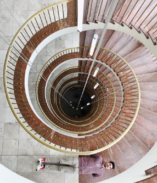 Imágenes De Ilusiones Ópticas De Tiago Silva hombre acostado en escalera de caracol
